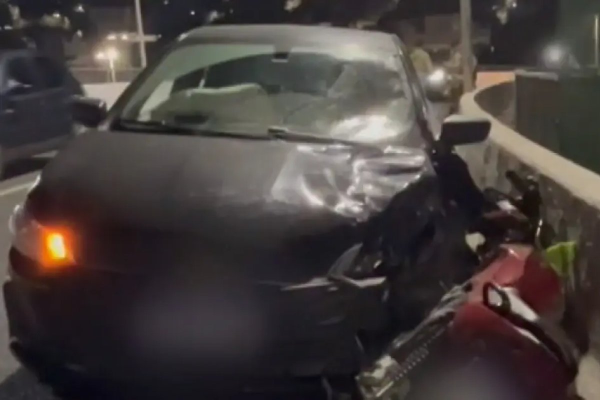 Vídeo: Motociclista tenta fugir da polícia e atinge carro em viaduto de Salvador