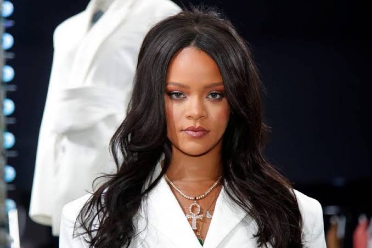 Rihanna assina um contrato de quase US$ 39 milhões com a Live Nation para uma turnê mundial