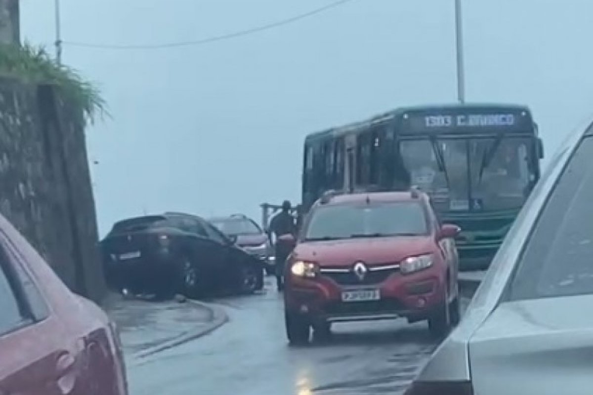 Vídeo: acidente na Av. Contorno deixa três pessoas feridas e trânsito congestionado na região