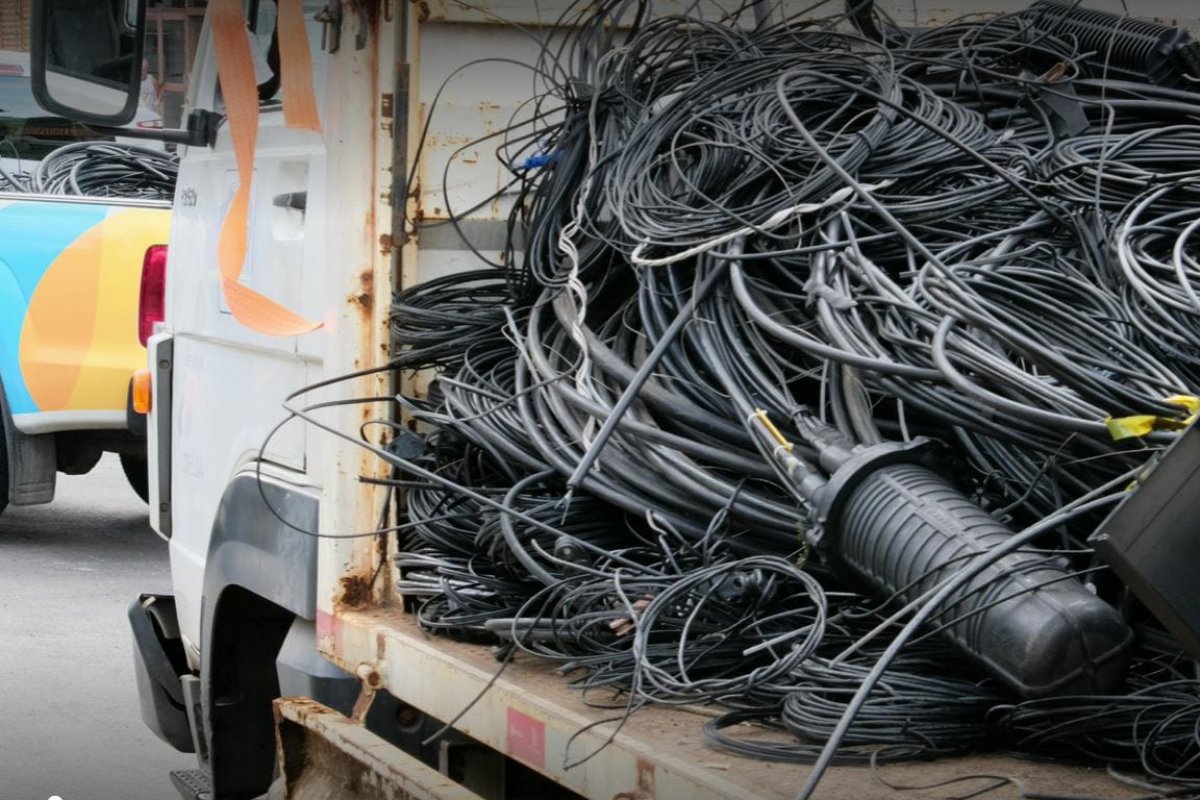 Bahia: 200 toneladas de cabos irregulares de telefonia foram removidas em 9 meses