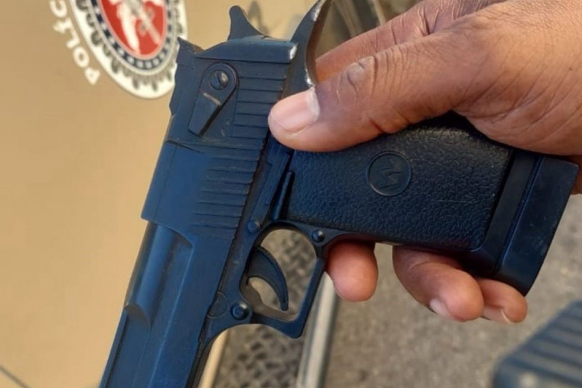 PM apreende adolescente com réplica de pistola em Salvador