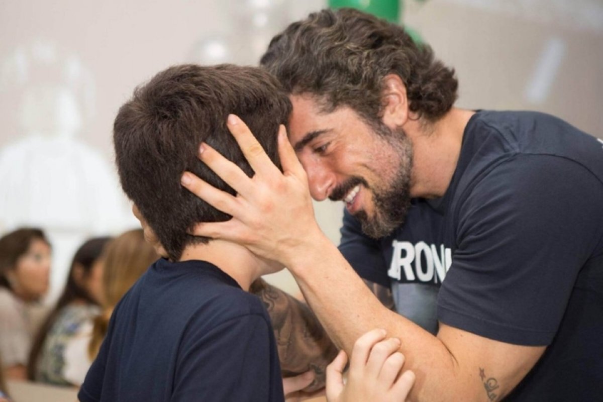 Filho autista de Marcos Mion imita Michael Jackson e apresentador comemora