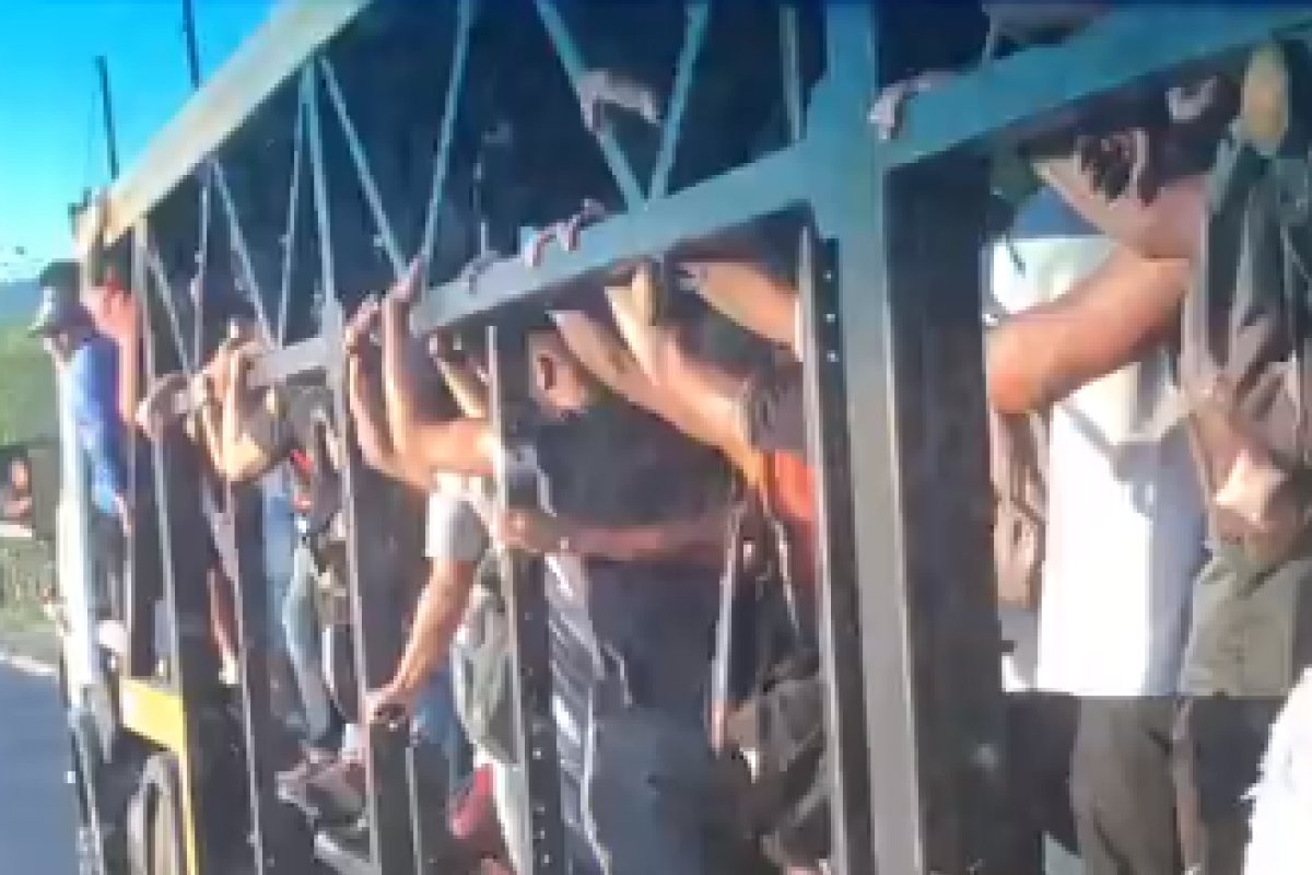 Vídeo: Após incêndios em ônibus no RJ, população volta para casa de caminhão cegonha