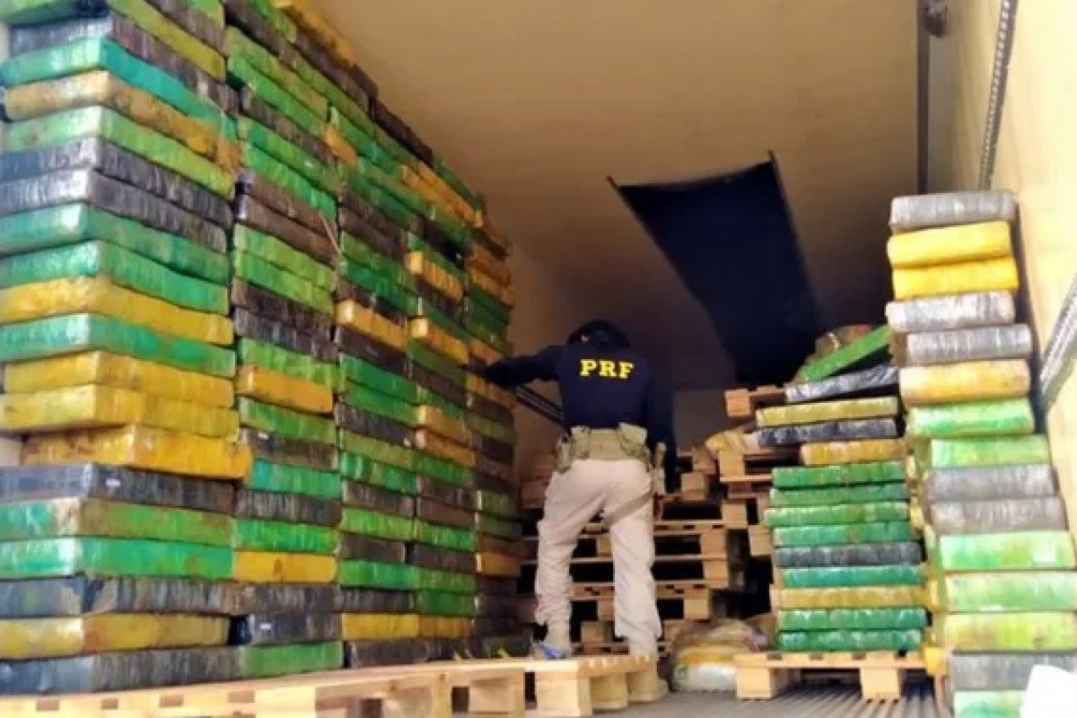 Mais de duas toneladas de maconha foram descobertas em fundo falso de caminhão