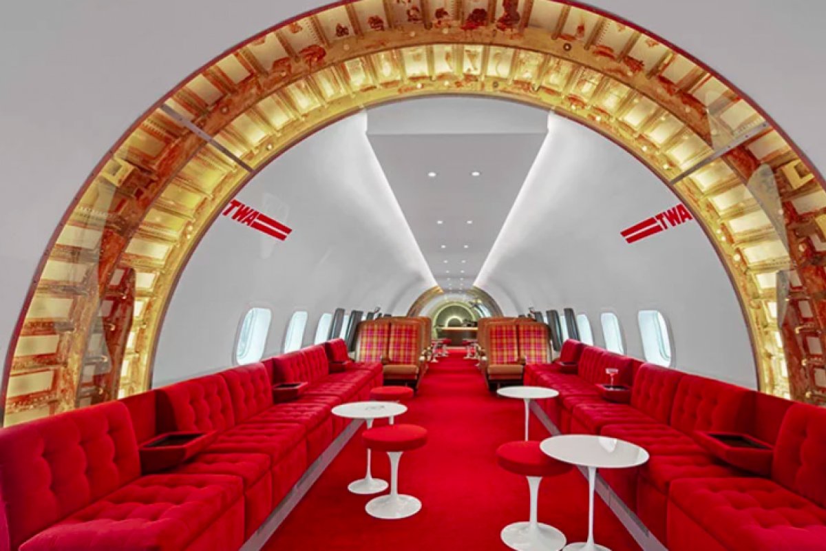 Avião vira bar retrô em aeroporto de New York