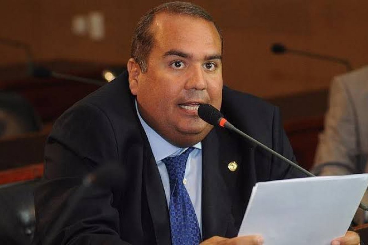 ''O Governo do Estado não teve o mínimo de competência'', afirma Sandro Regis sobre cancelamento da Fenagro