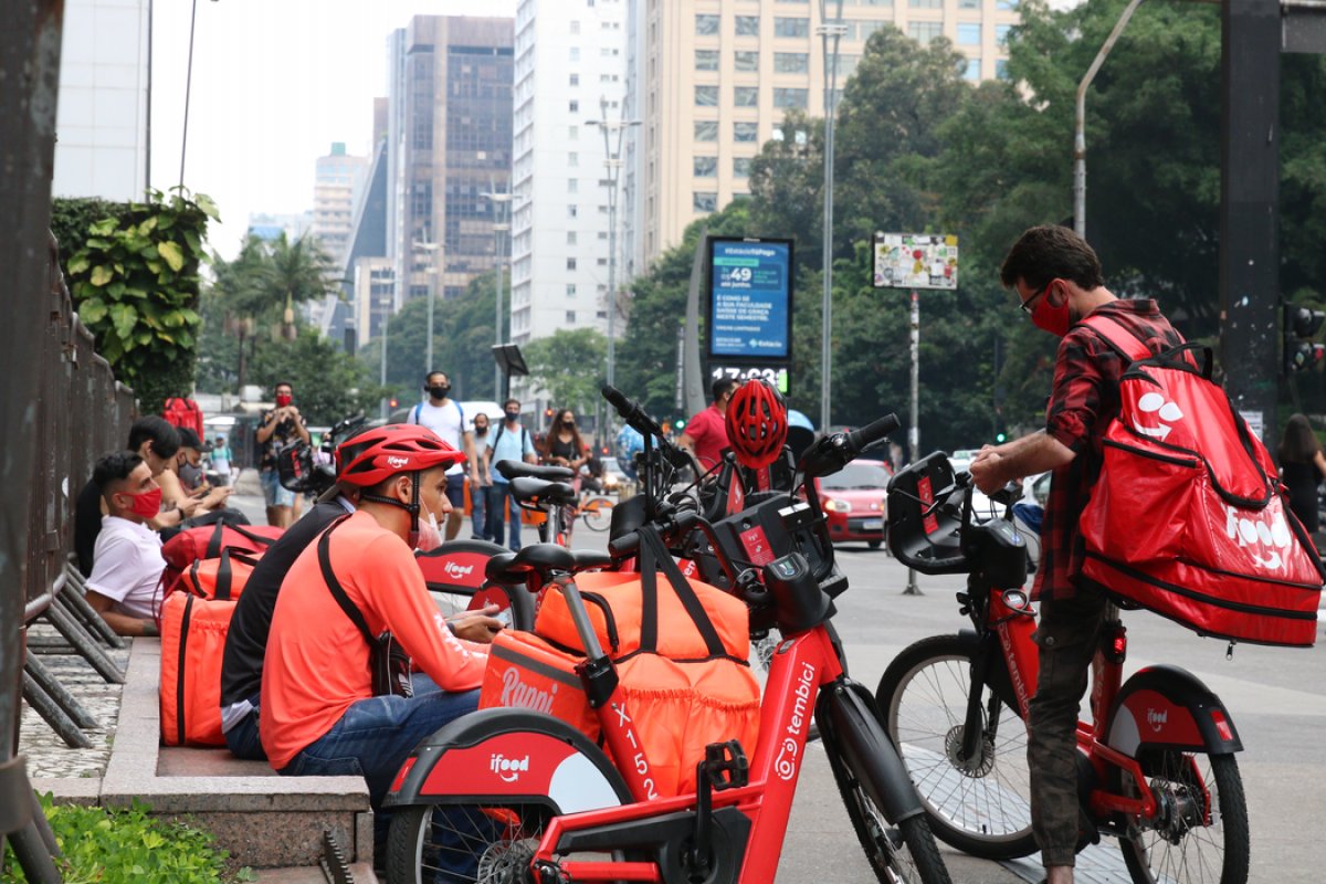 Bahia: 83 mil pessoas trabalhavam por meio de aplicativos de serviços no 4º trimestre de 2022, aponta IBGE