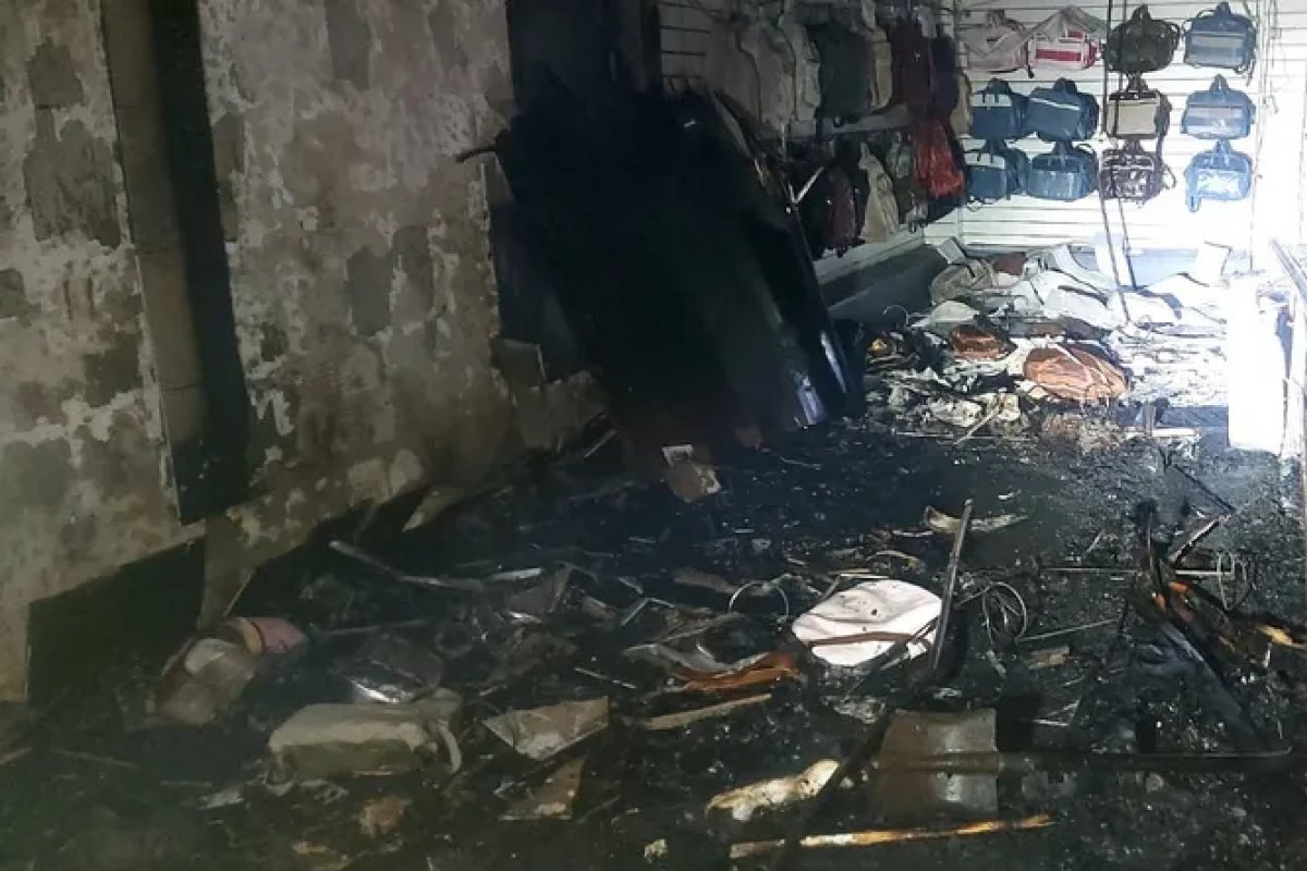 Incêndio atinge estabelecimento na Barroquinha; não houve feridos