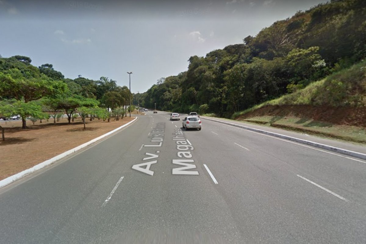 Caminhão com cerveja tomba e deixa trânsito lento na Avenida Luís Eduardo Magalhães, em Salvador
