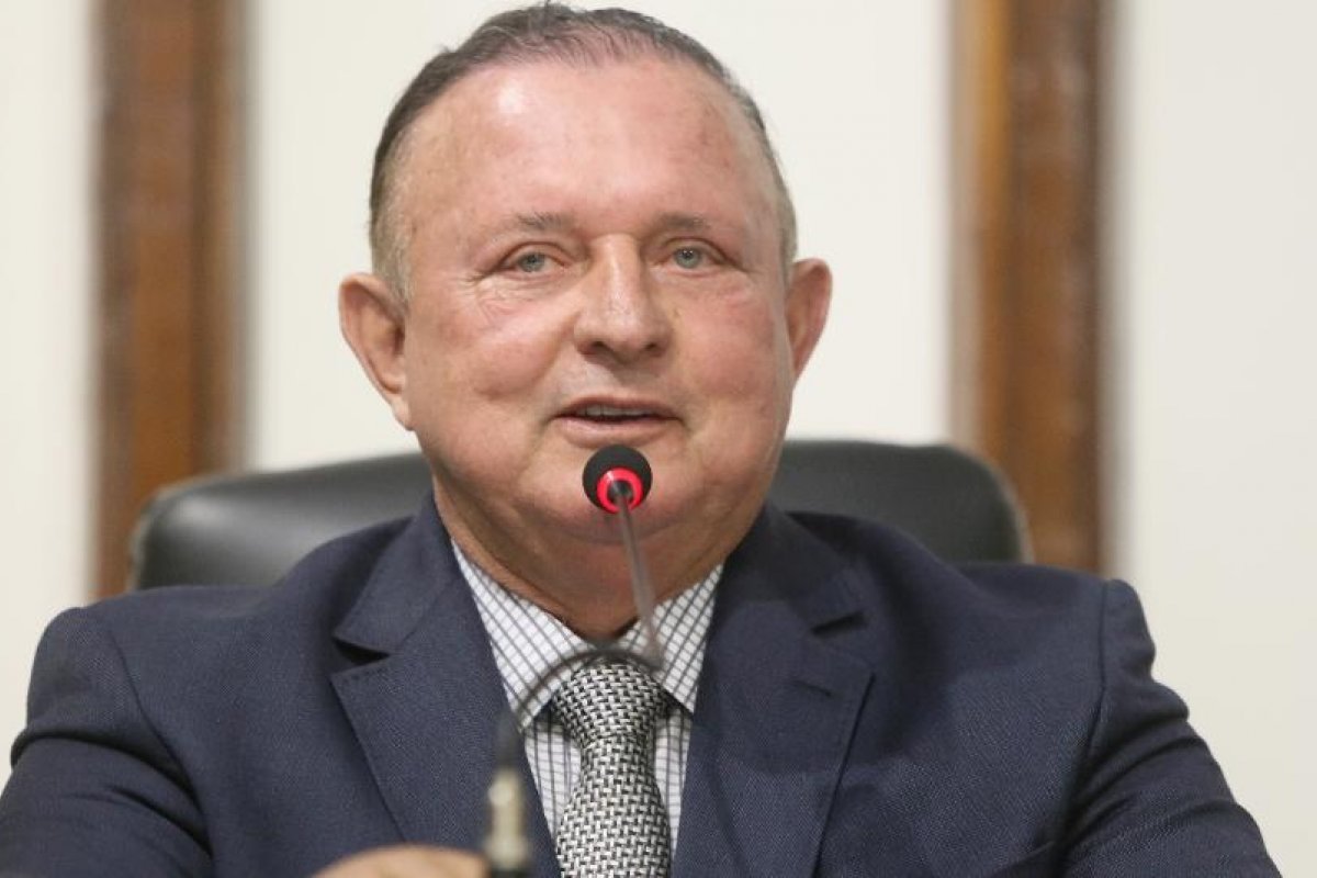 ''Poderia ser dado outra desculpa'', afirma Adolfo Menezes sobre o cancelamento da Fenagro