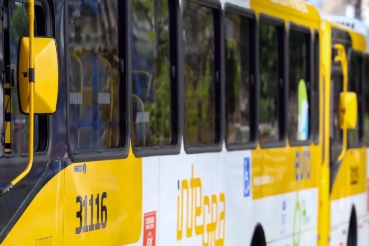 Rodoviários atrasam saída de ônibus de duas garagens em Salvador