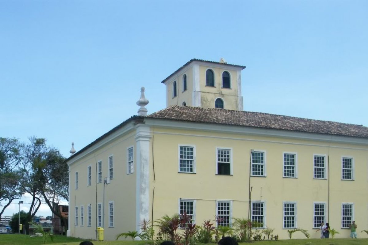 Incêndio atinge vegetação de parque que abriga casarão onde morou o poeta Castro Alves