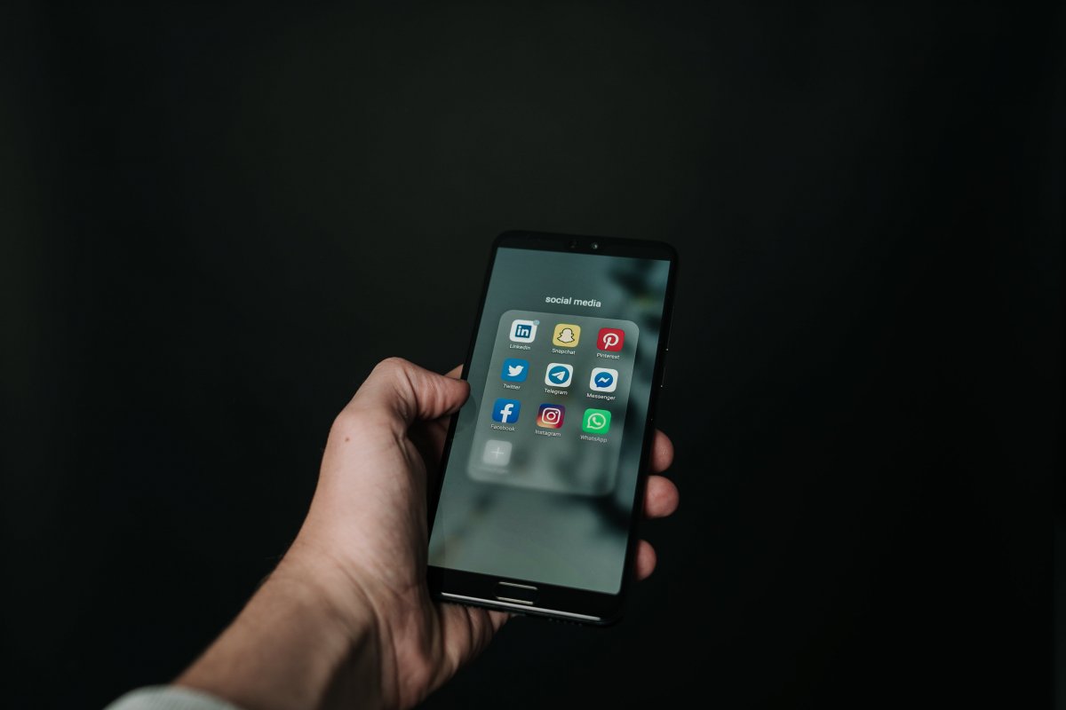 Redes sociais pesam tanto quanto indicação de amigos na hora da compra, diz pesquisa