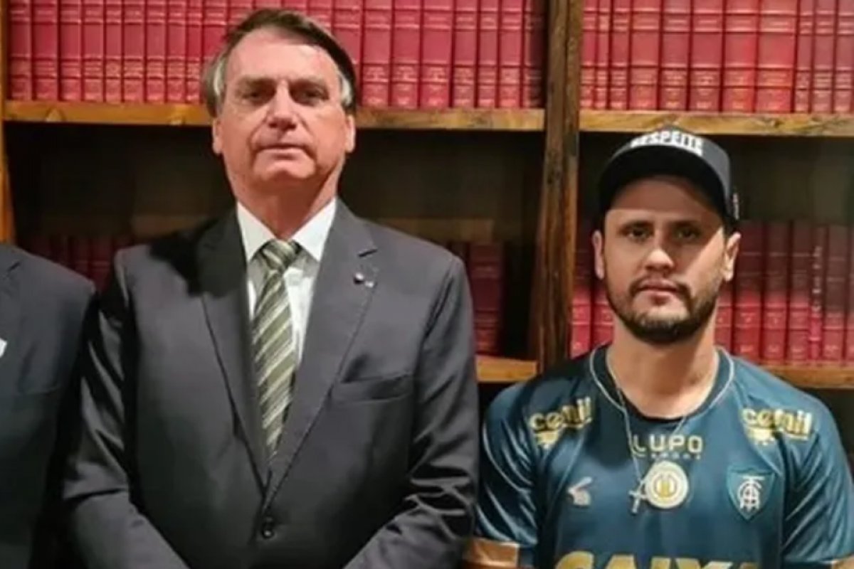 Senador aciona MPF contra exposição de Bolsonaro defecando em bandeira