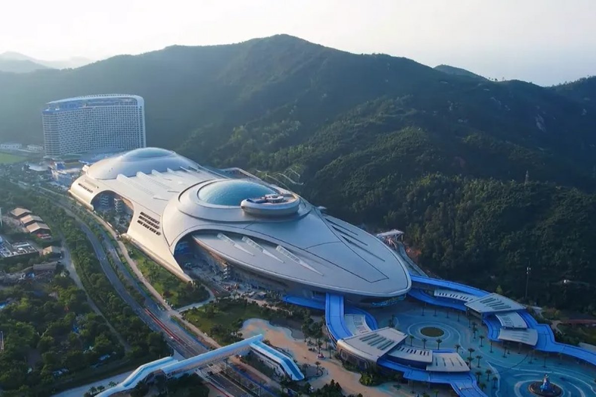China inaugura a 'Nave Espacial Shimelong' maior parque temático coberto do mundo