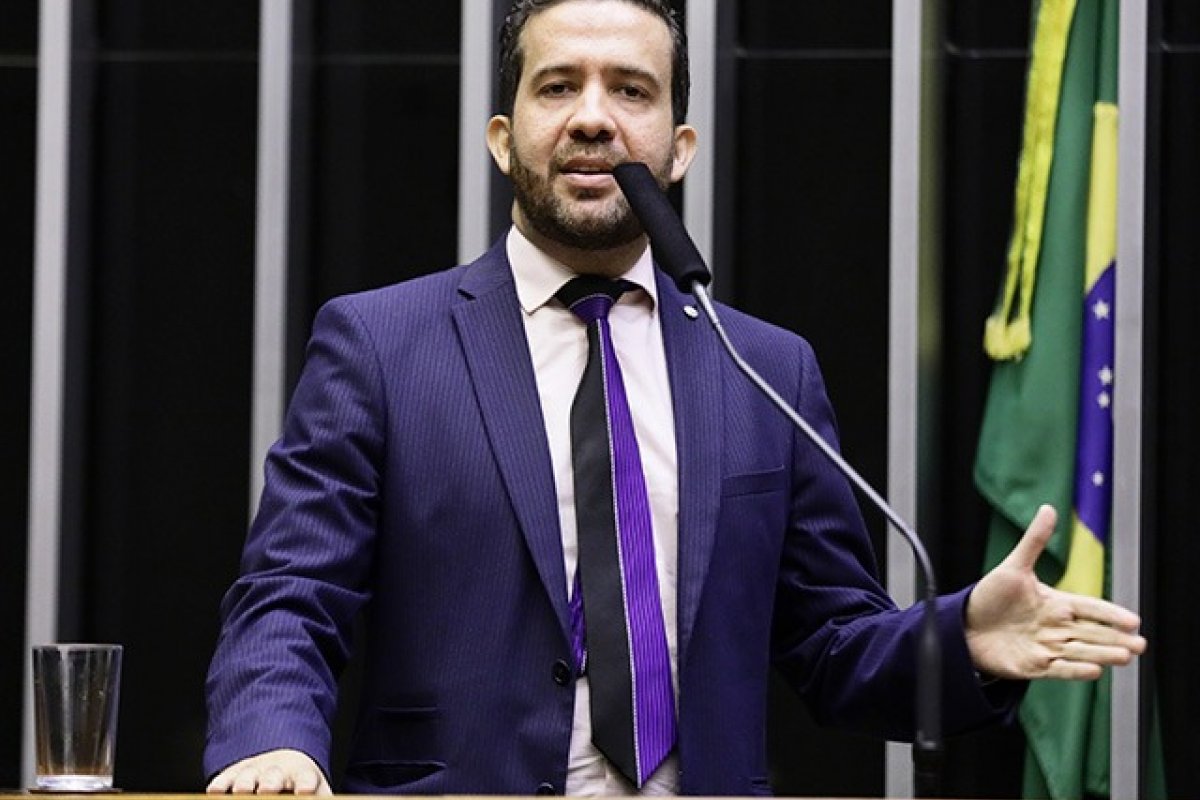 Em livro, Janones diz ter criado fake news durante eleição