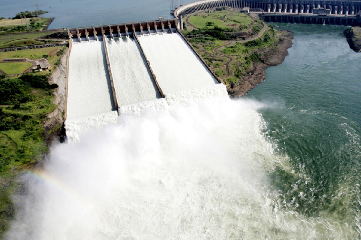 Brasileiros pagaram toda a dívida da construção de Itaipu, mostra estudo