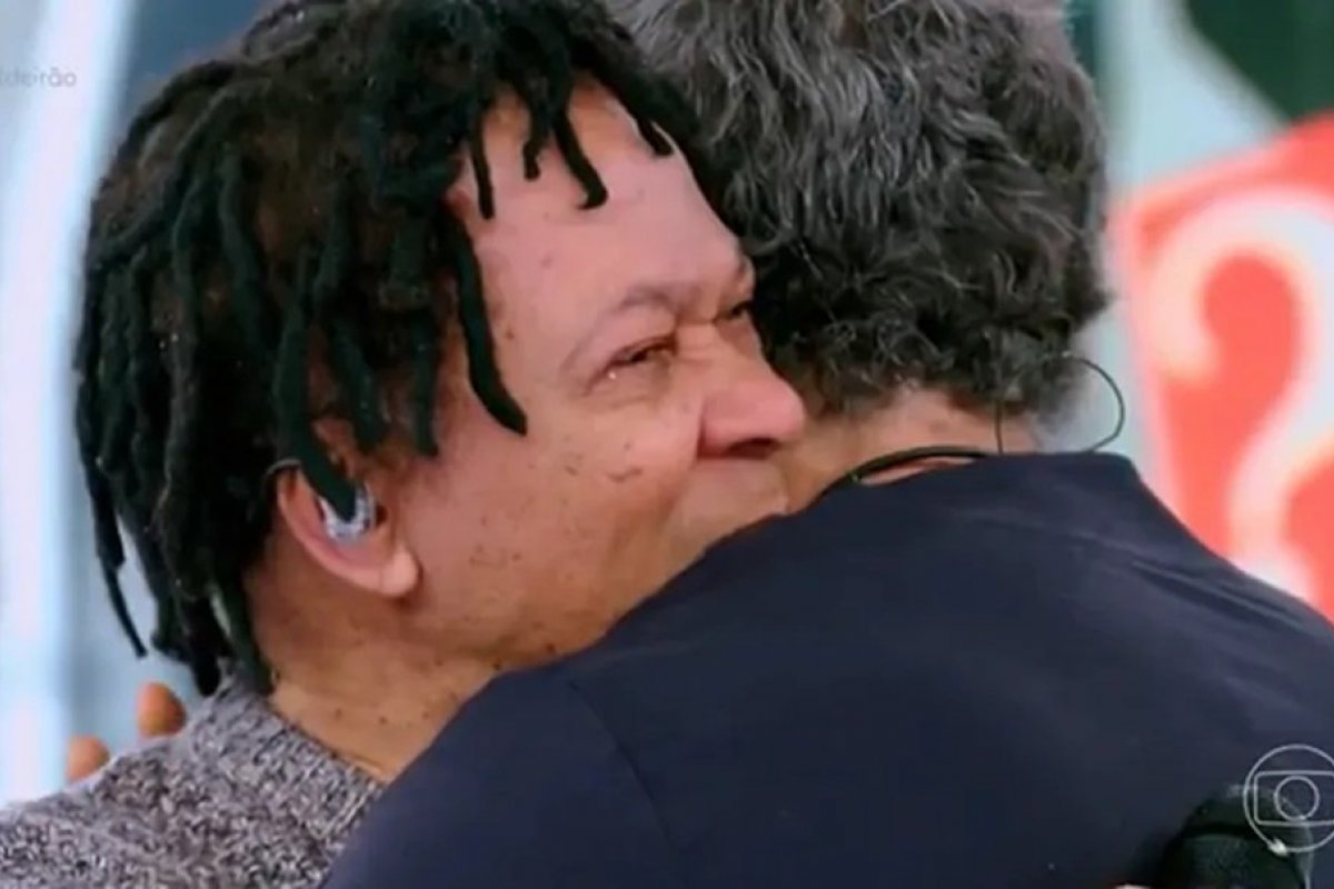 Djavan se emociona com homenagem no Caldeirão!