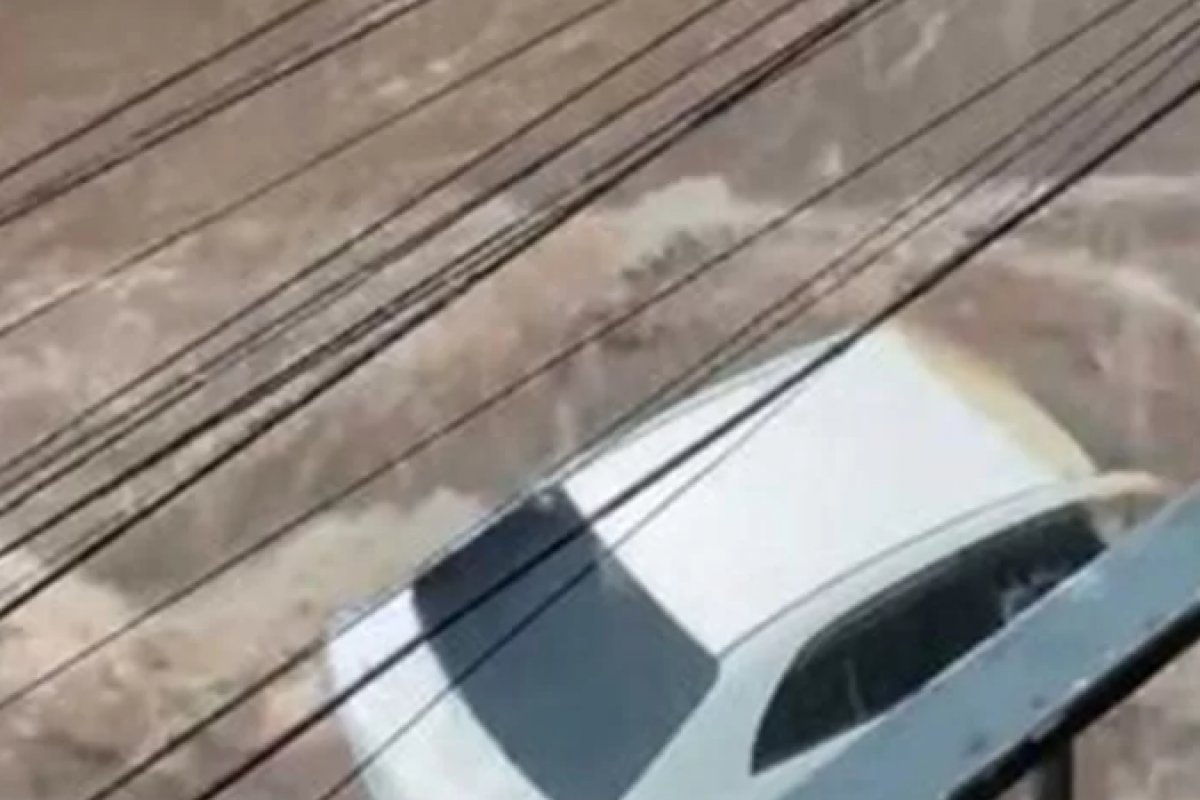 Vídeo: Carro é levado pela correnteza em tempestade na fronteira com Paraguai