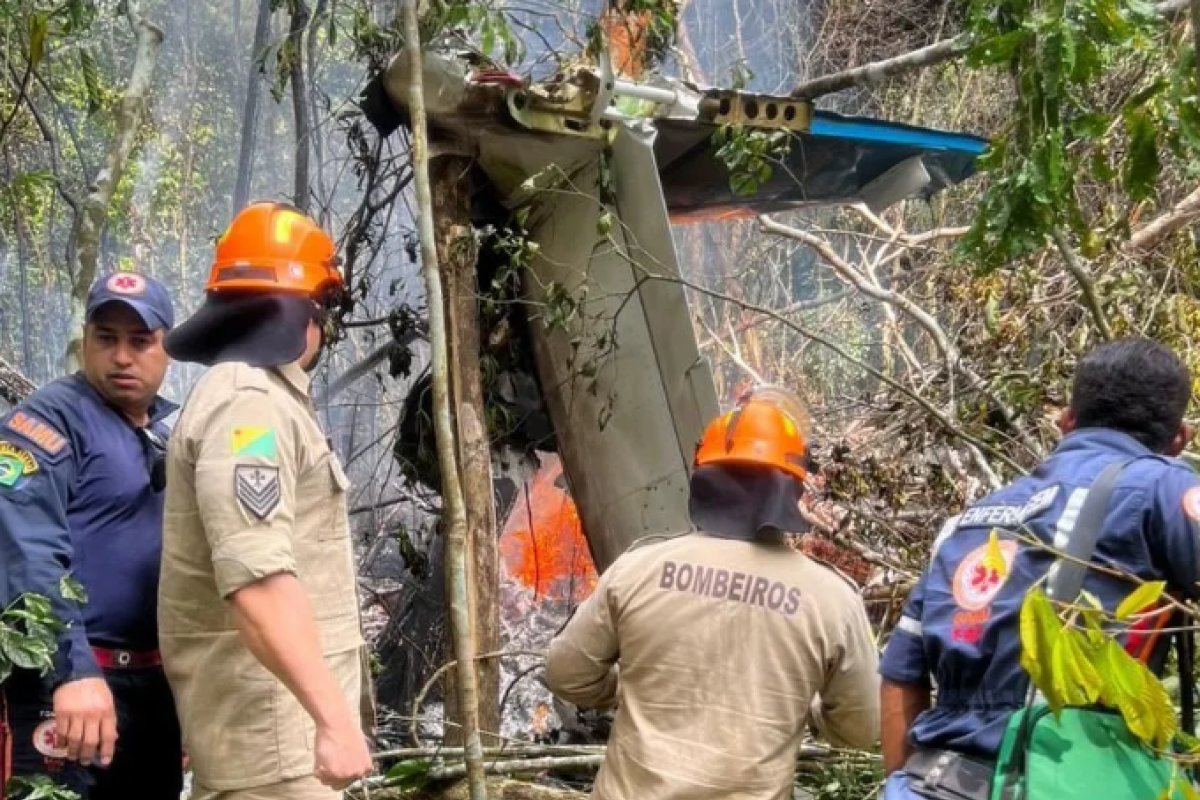Vídeo: Avião de pequeno porte cai no Acre e deixa 10 mortos