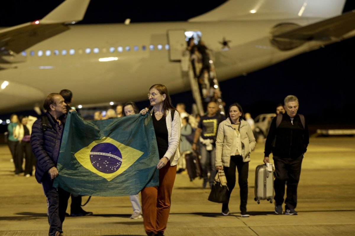 "Nós não tivemos mais pedidos de brasileiros", diz embaixador de Israel sobre solicitações de repatriação