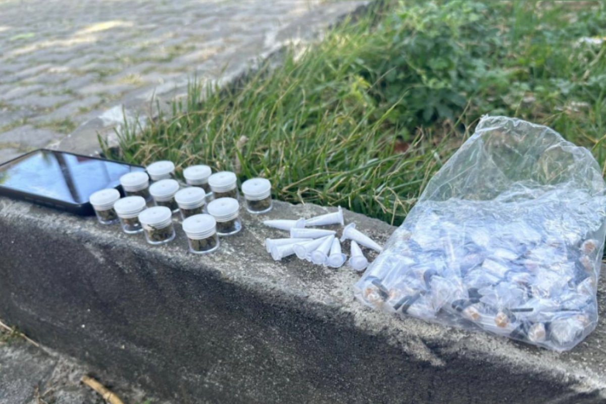 Homem é preso e drogas são apreendidas pela polícia em Itapuã