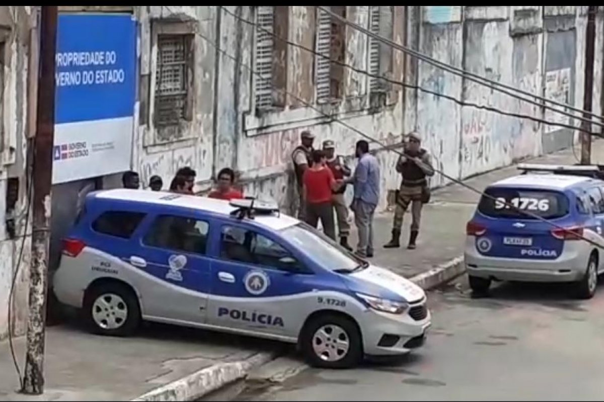 Polícia cerca ocupação de sem tetos impedindo trânsito de pessoas no fim de linha da Ribeira