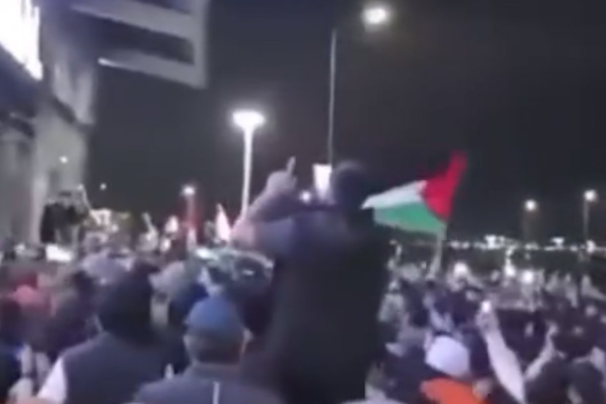 Grupo de manifestantes pró-Palestina invade aeroporto na Rússia e ameaça israelenses