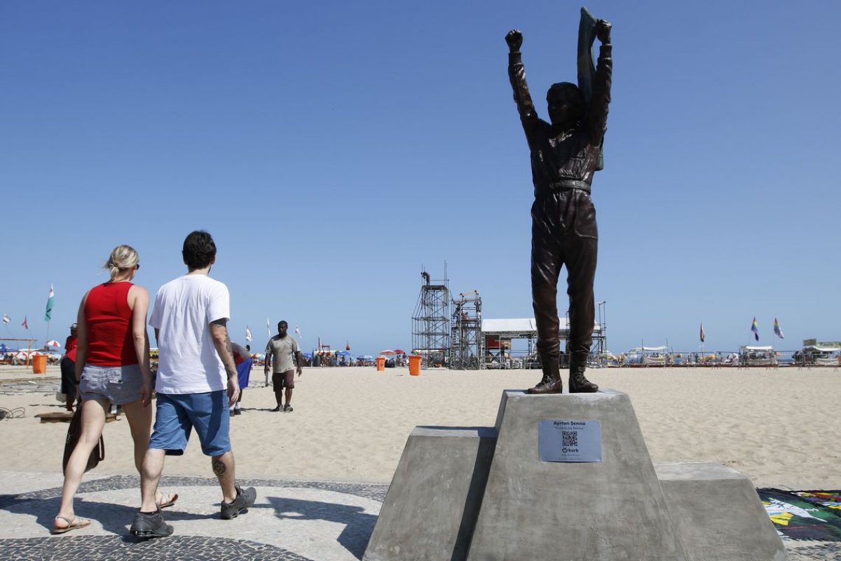 Calçadão de Copacabana ganha estátua em homenagem a Ayrton Senna