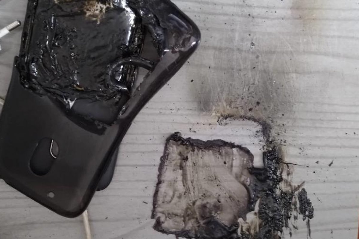 Mulher fica ferida após celular explodir ao lado de uma cama