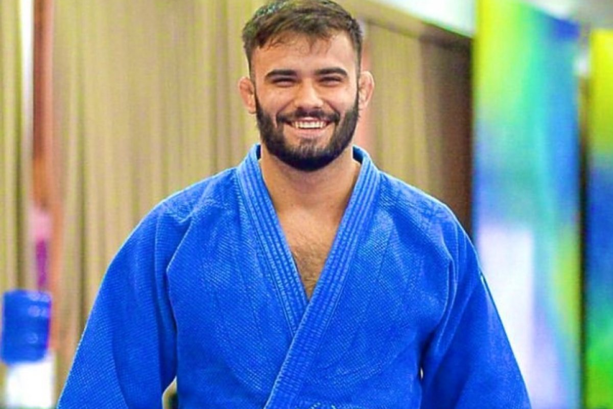 Brasileiro é desclassificado no judô por apoiar cabeça no chão e leva prata