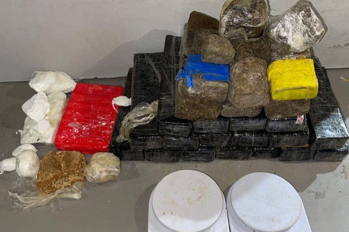 Polícia Militar apreende 27 kg de drogas enterrados em trilha de Itacaré