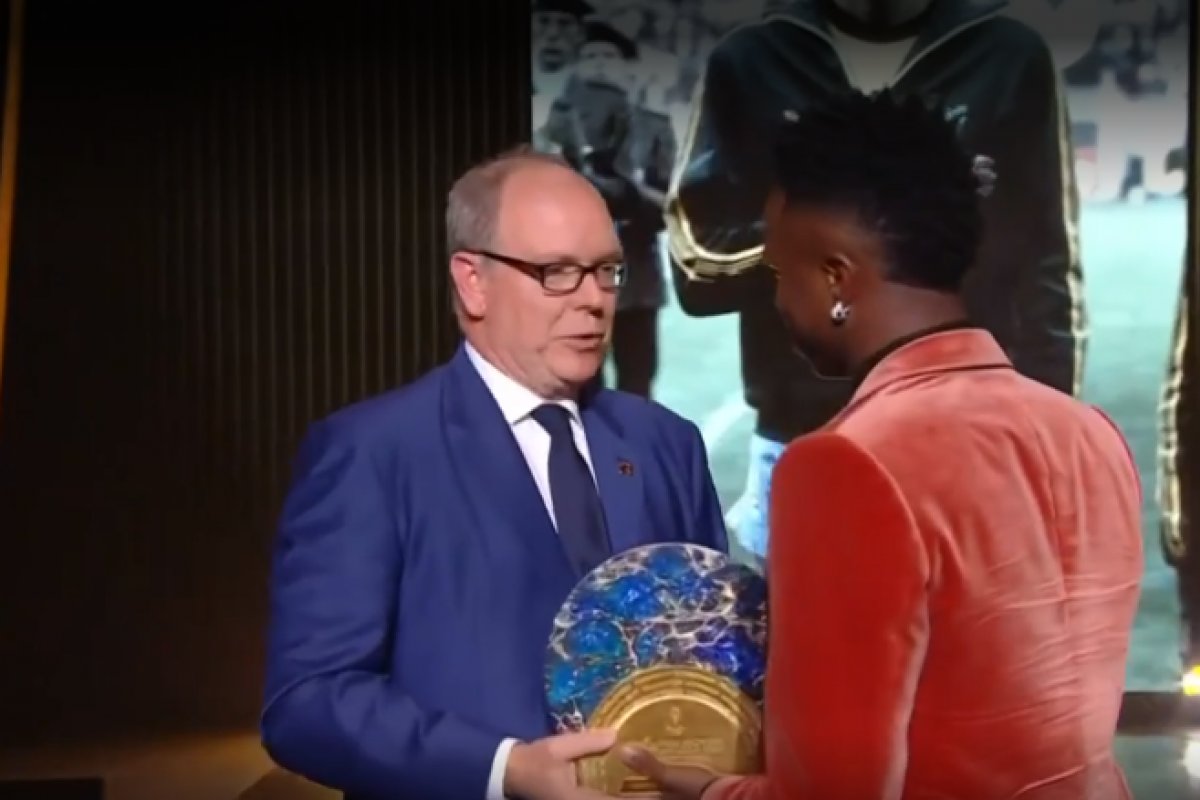 Vinicius Junior recebe o prêmio Sócrates no Bola de Ouro 2023