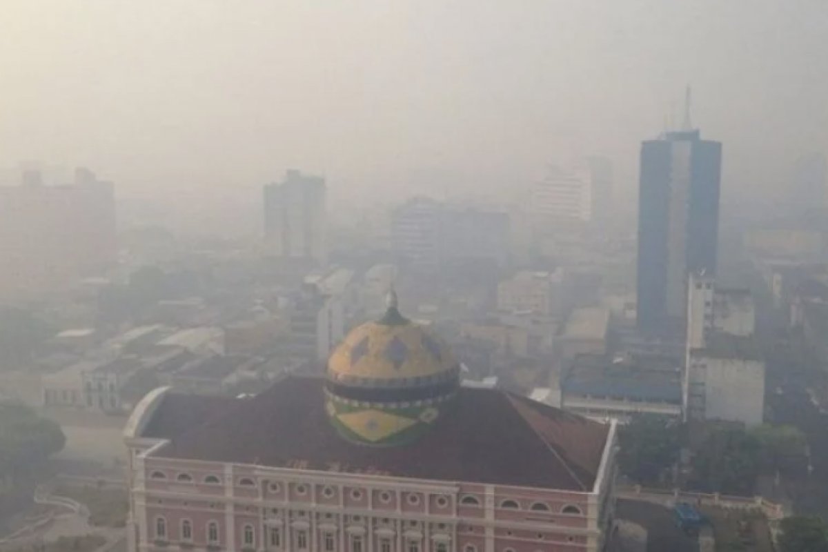Manaus enfrenta 'onda de fumaça' nesta segunda-feira (30)