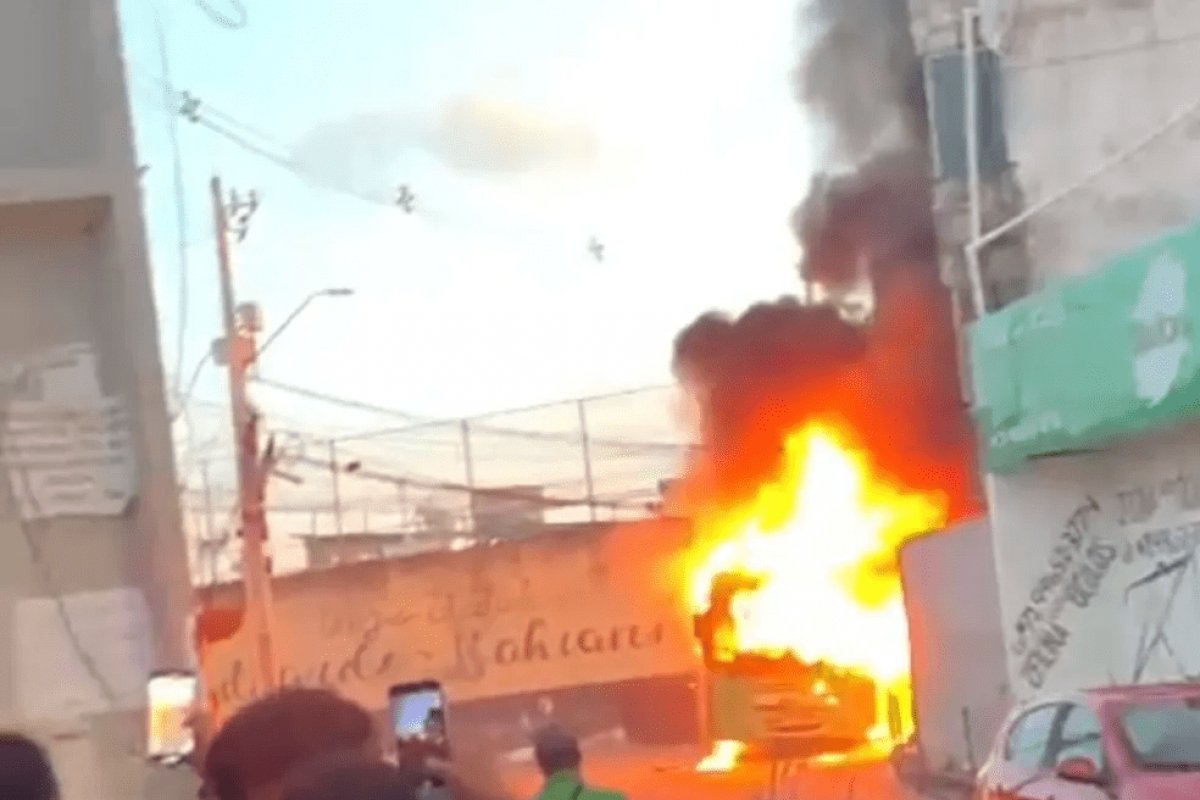 Ônibus é incendiado no bairro de Cajazeiras, em Salvador