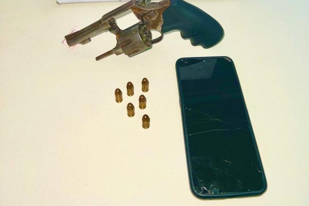 PM prende homem por porte ilegal de arma na Região Metropolitana de Salvador