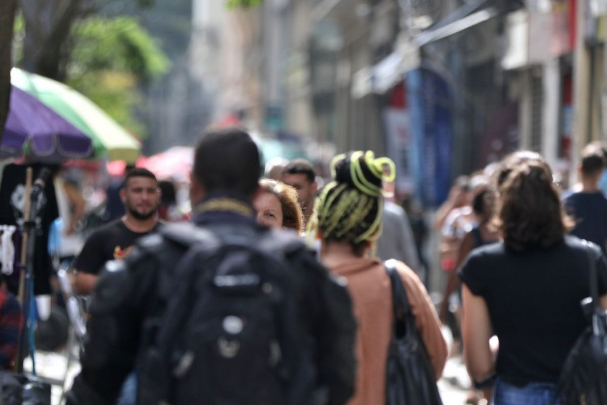 Brasil registra menor nível de pessoas procurando emprego desde 2016, diz IBGE