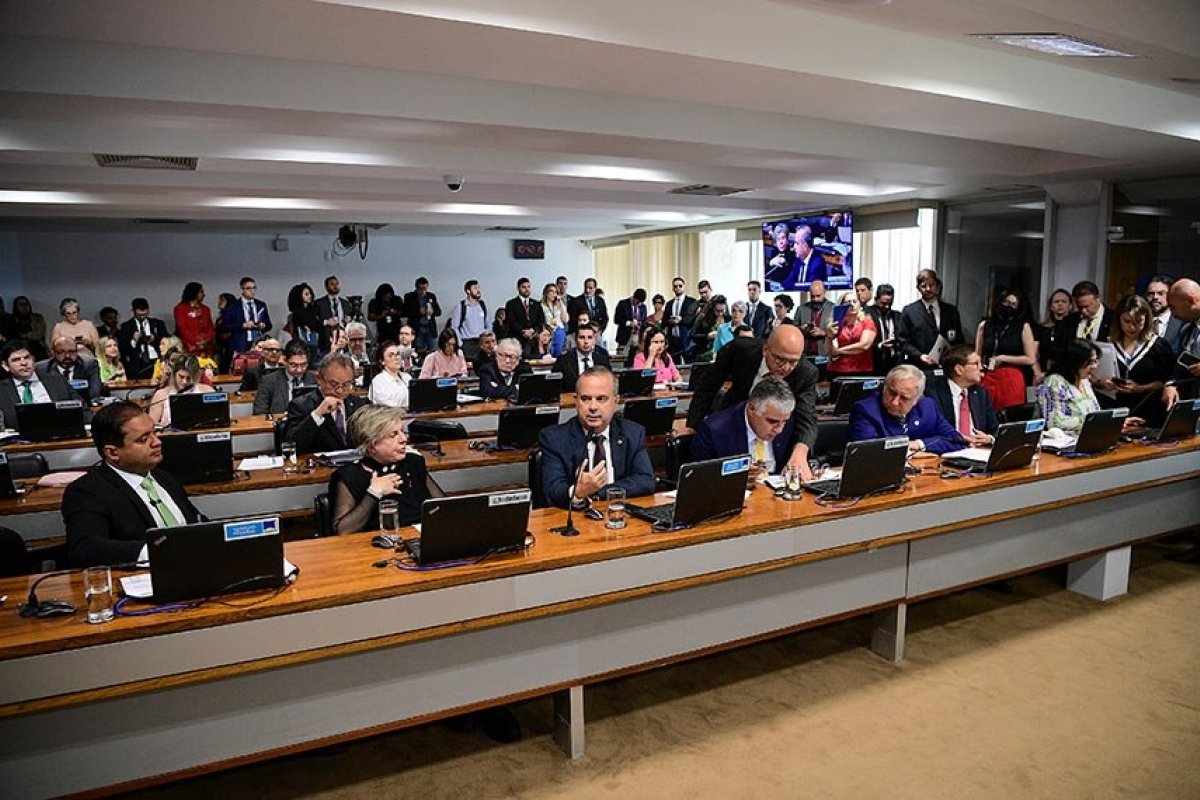 Comissão do Senado aprova reserva de assentos em transporte para pessoas com obesidade