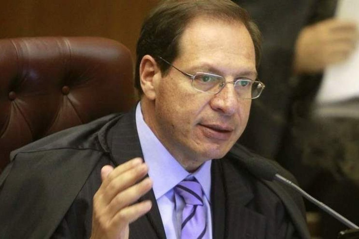 Desembargador do TJRJ responderá por manifestações político-partidárias e tráfico de influência