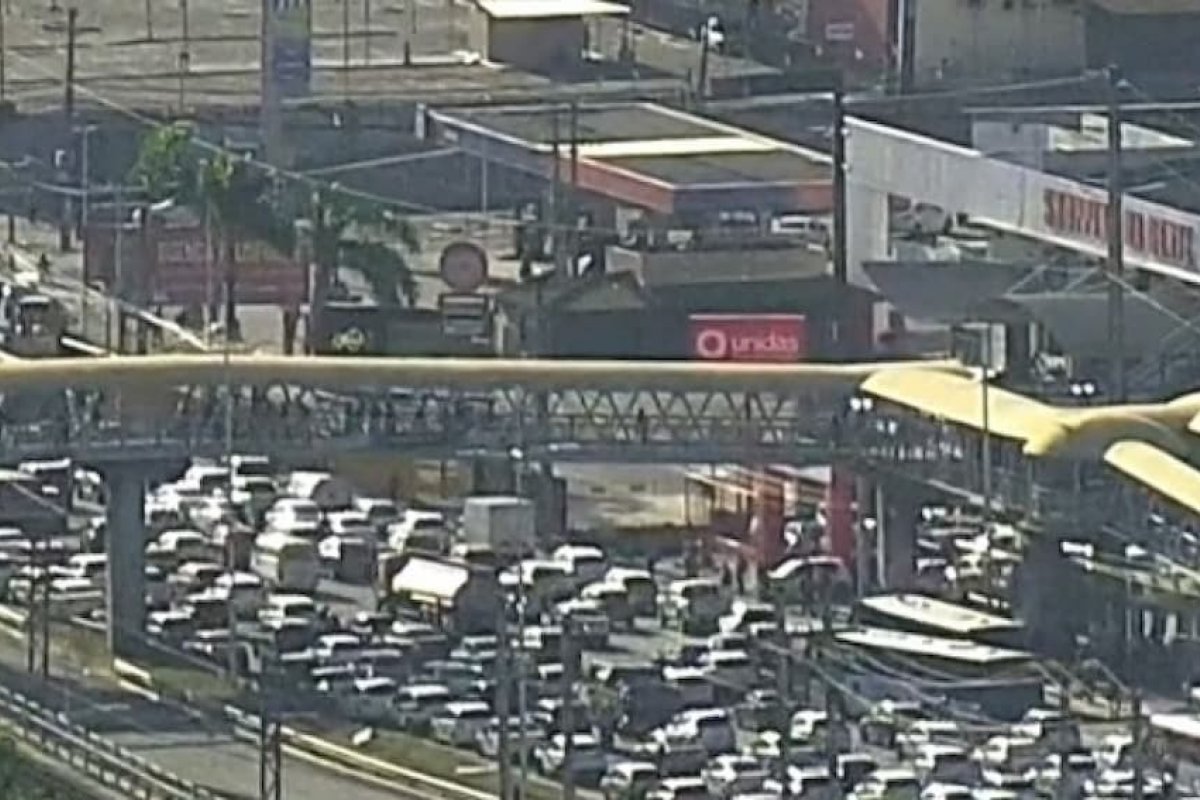 Interdição de viaduto deixa trânsito travado na região da ACM, em Salvador