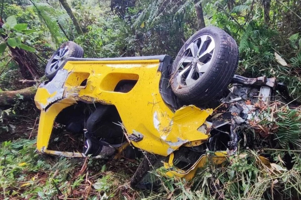 Jovem morre após carro cair em ribanceira em Santa Catarina