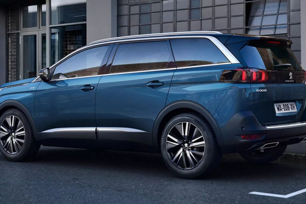 Peugeot 5008 de nova geração estreia em 2024 com versões híbridas e elétricas