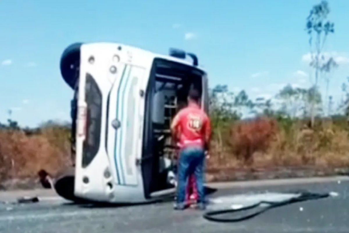 Acidente com micro-ônibus na BR-110 deixa uma pessoa morta e 19 feridas