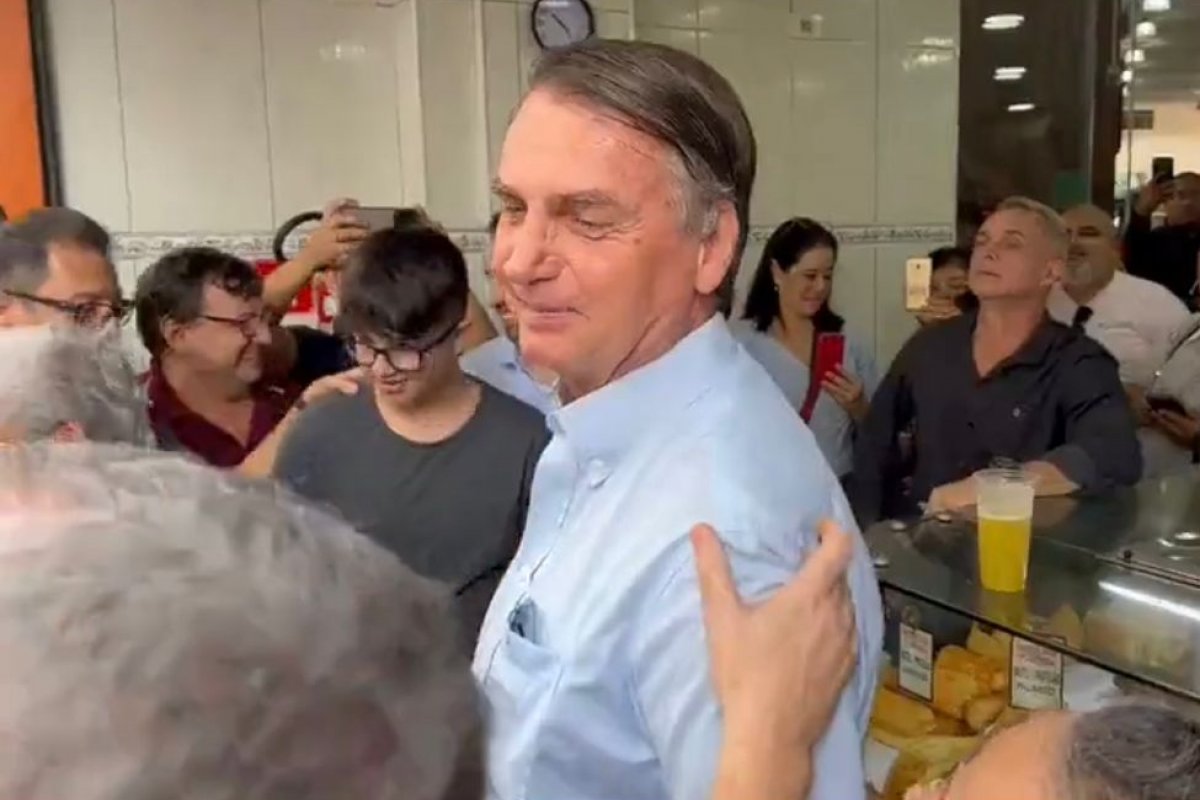 Ele quer me alijar da política, diz Bolsonaro sobre Moraes 