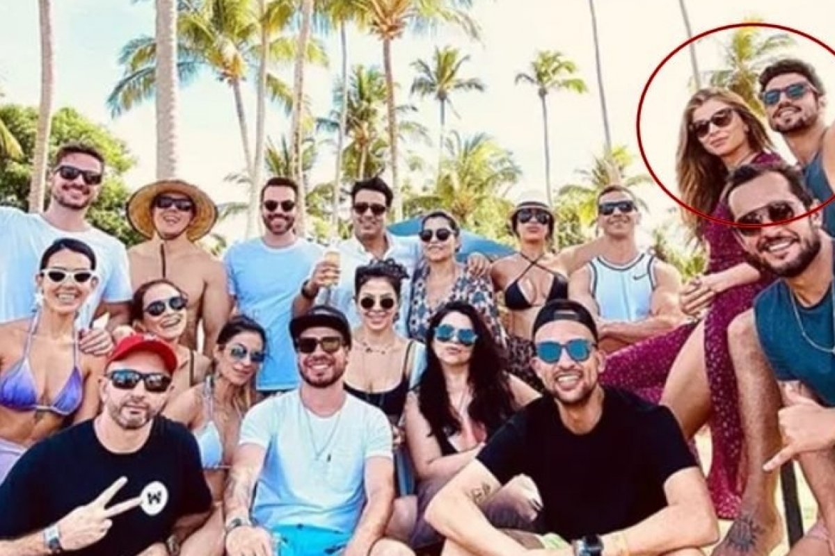 Firme e forte: Caio Castro e Grazi aparecem juntinhos no meio de amigos