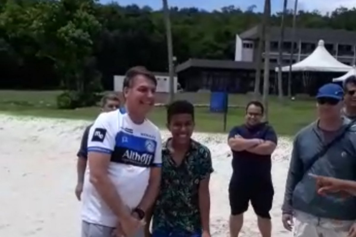 Presidente interage com moradores na praia de Inema