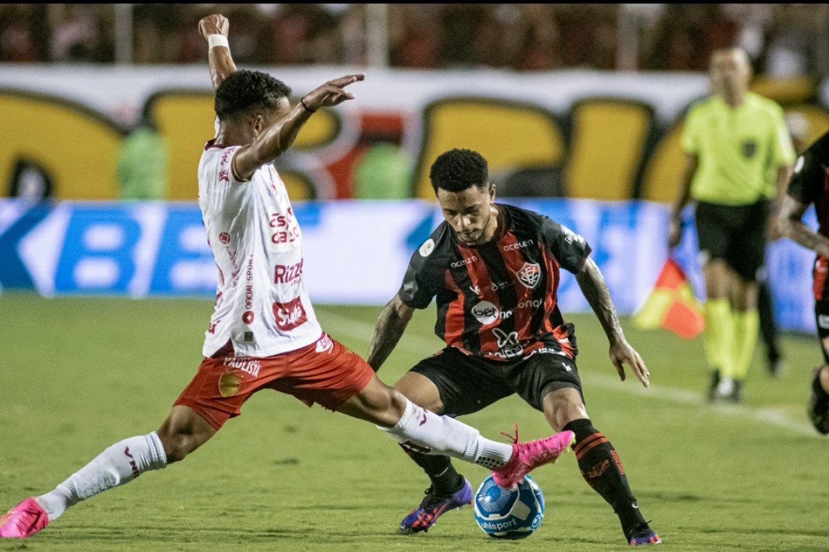 Com Barradão lotado, Vitória empata com Vila Nova