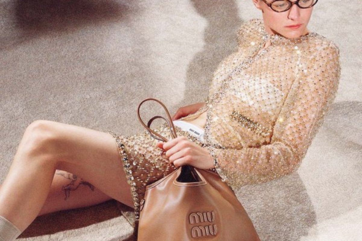 Miu Miu entra no clima das festas de final de ano e acaba de divulgar a sua nova campanha estrelada por Emma Corrin!