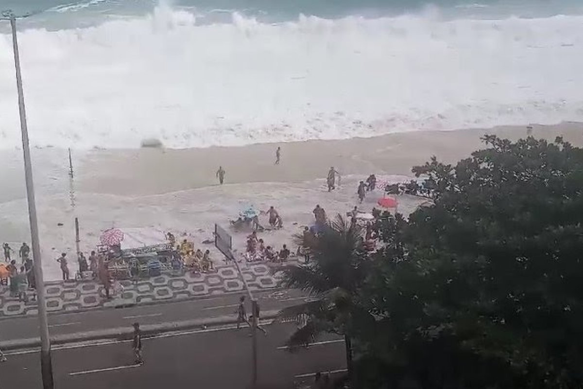 Vídeo: Mar invade calçadão no Rio e assusta banhistas