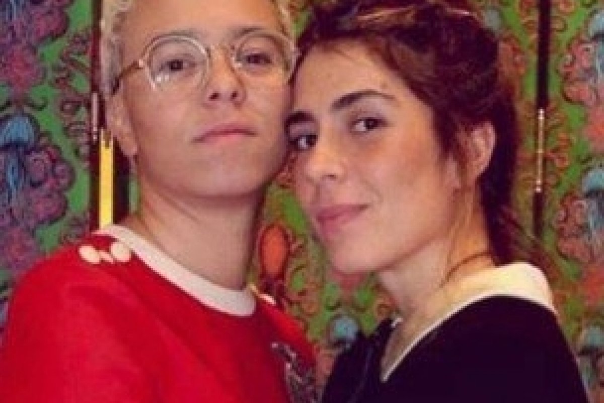 Mulher de Maria Gadú faz topless em praia da capital baiana